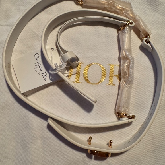DOIR ADJUSTABLE WHITE BELT WITH GOLD CHAIN - Picture 2 of 2